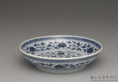 图片[2]-Dish with Indian lotus scrolls in underglaze blue, Qing dynasty, Qianlong reign (1736-1795)-China Archive